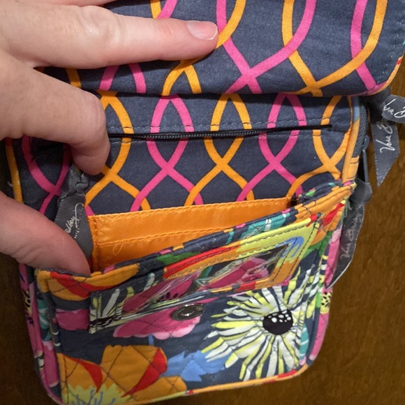 VERA BRADLEY floral adjustable crossbody purse. Pockets everywhere! Pretty!! - Picture 9 of 16